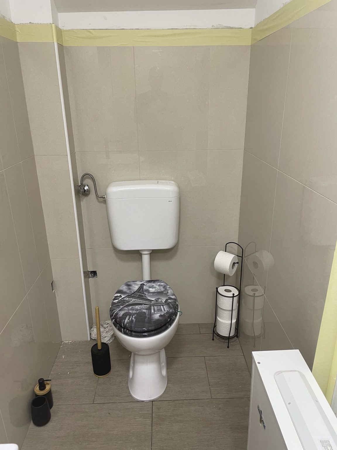 Završeni sanitarni prostor s postavljenom keramikom i sanitarnom opremom.