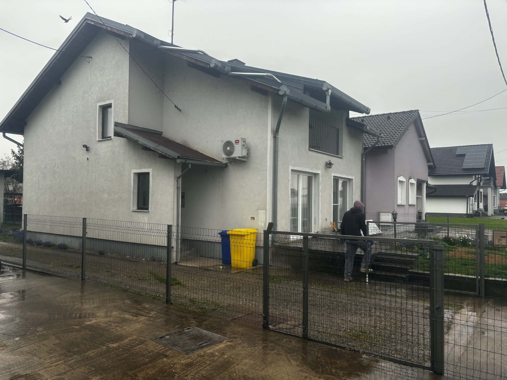 Obiteljska kuća u Osijeku prije obnove i bojanja fasade.