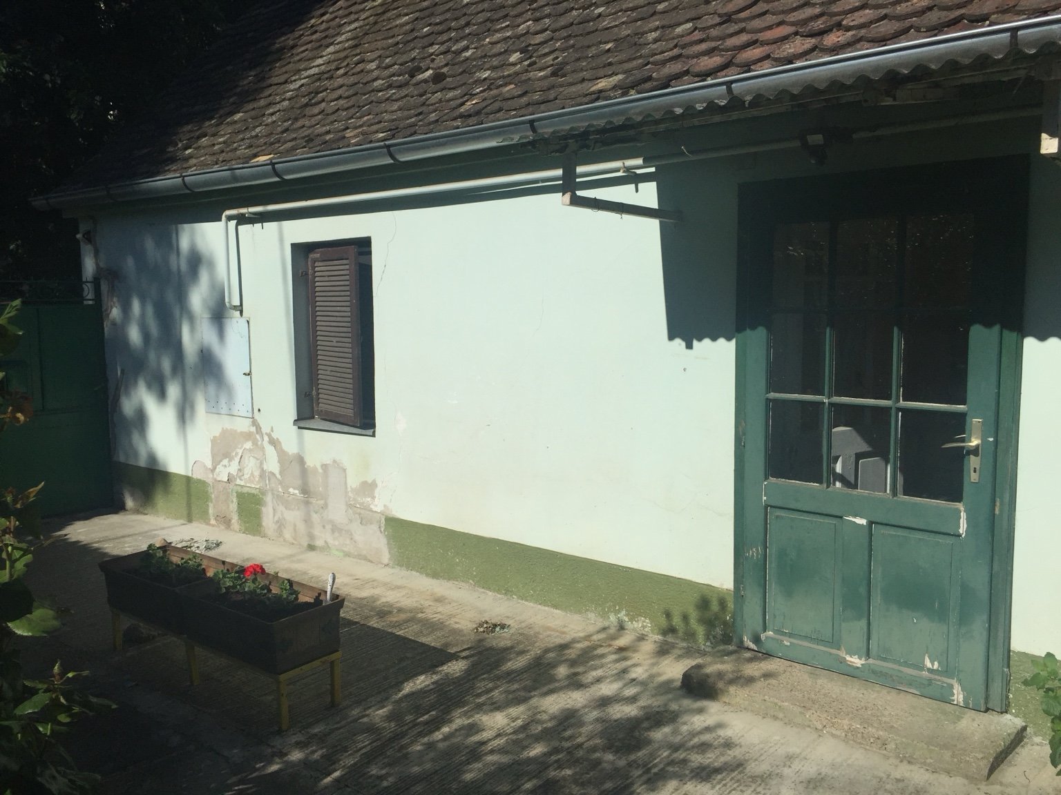 Stara obiteljska kuća u Osijeku prije obnove i bojanja fasade, s vidljivim dotrajalim detaljima i starom stolarijom.