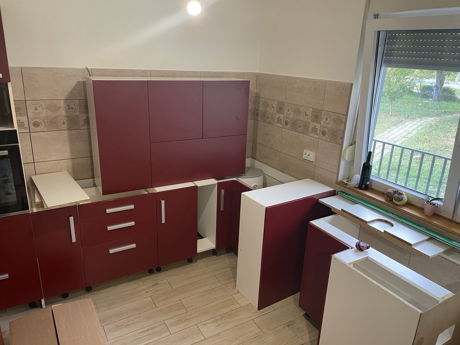 Kuhinjska zona s izvedenom podnom i zidnom keramikom tijekom montaže elemenata.