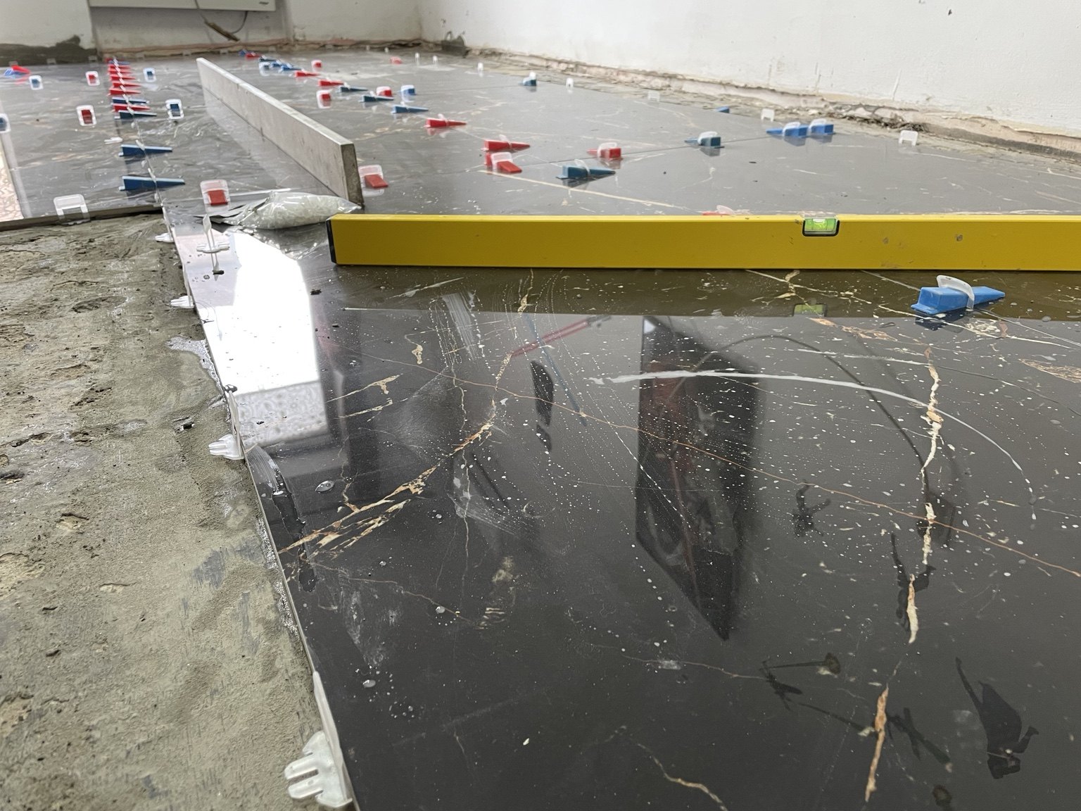 Kontrola ravnine i linija kod postavljanja velikih pločica u Osijeku.