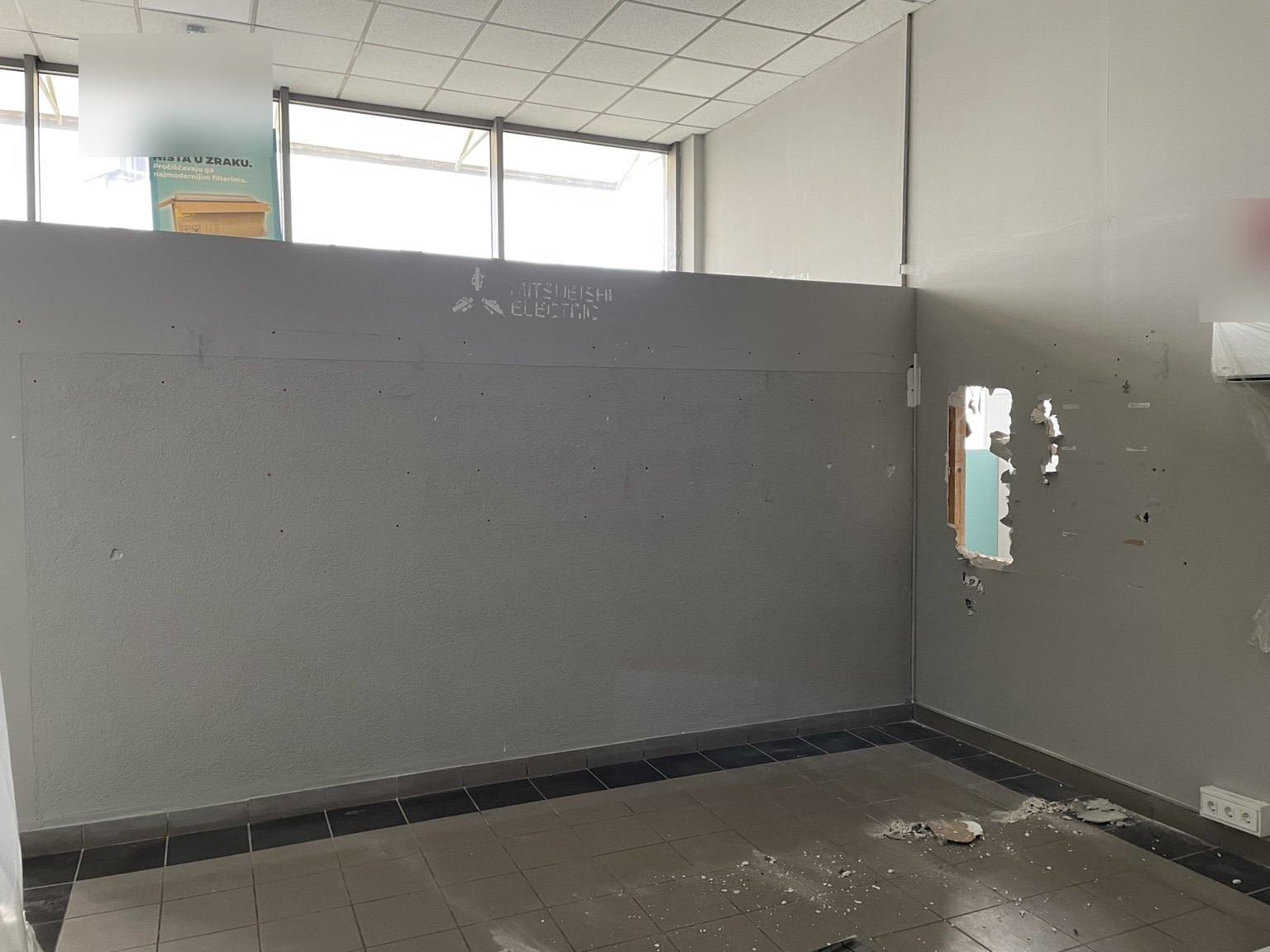 Početno stanje poslovnog prostora u Osijeku prije preuređenja i prilagodbe za izložbeni salon.